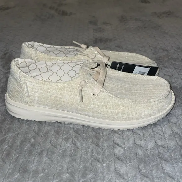 NWT Wendy Metallic Sparkling Gold. Size 7.