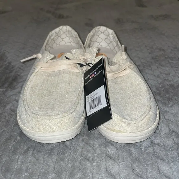NWT Wendy Metallic Sparkling Gold. Size 7.