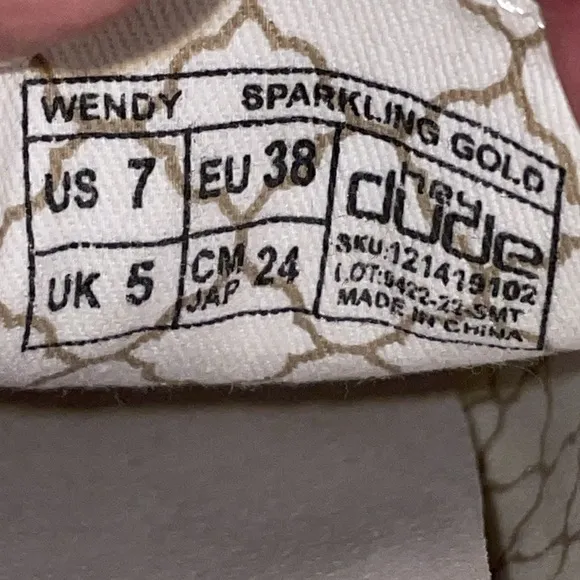 NWT Wendy Metallic Sparkling Gold. Size 7.