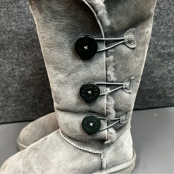 UGG Women’s Bailey Button Triplet II Size 8