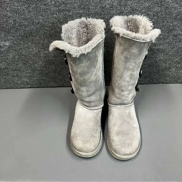 UGG Women’s Bailey Button Triplet II Size 8